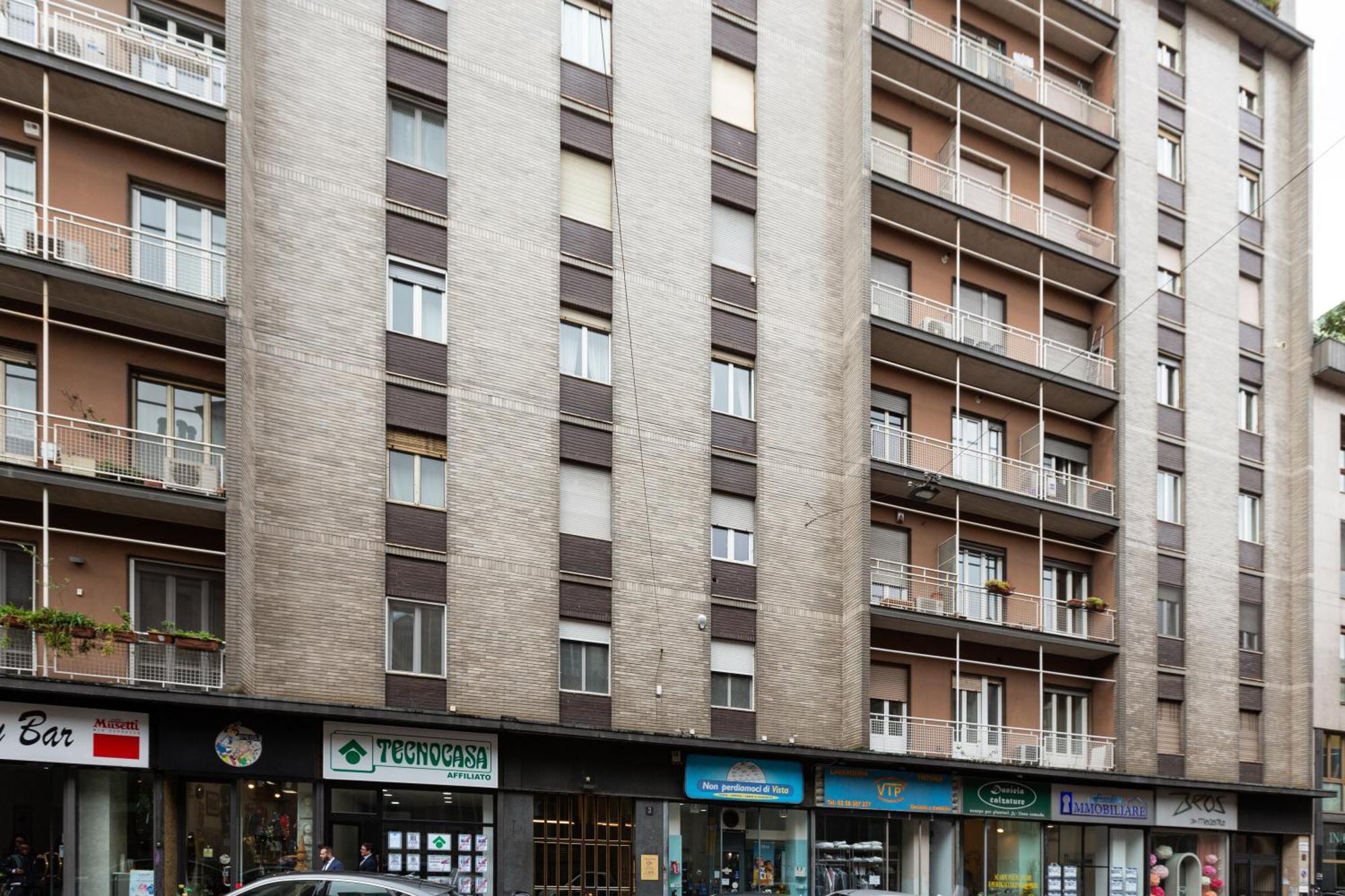 Missori & Bocconi Renovated Studio Milan Luaran gambar